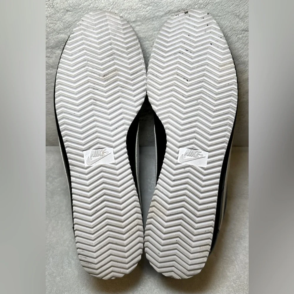 Nike Cortez unisex black and white classic style tennis shoes sneakers‎ retro